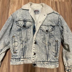 Levi’s sheepskin lined stone washed jean jacket. Large. Size runs small.